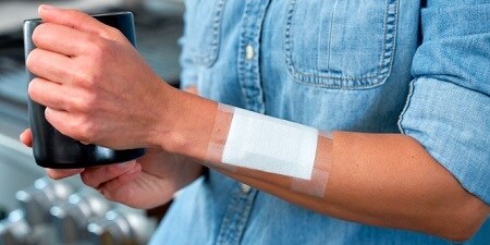 Sparadrap universel faisant tenir un pansement sur une main
