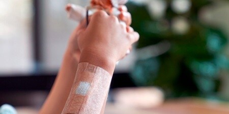 Pansement pour peau sensible sur la main d'une personne
