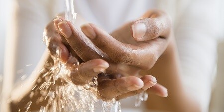 mains sous l'eau du robinet
